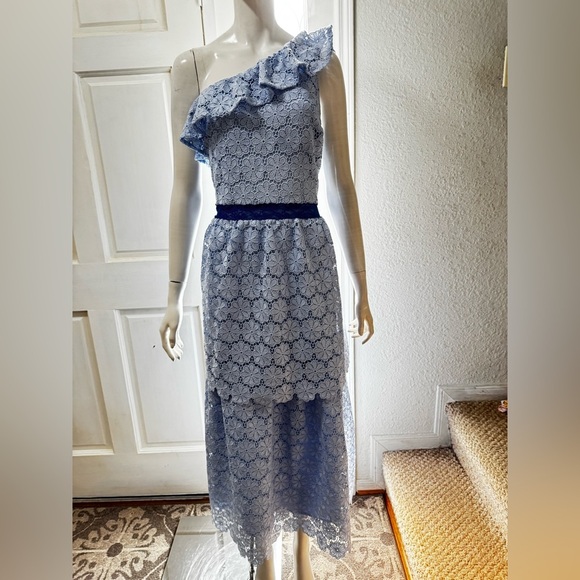 ARULA Dresses & Skirts - Arula Elegant Blue Lace One-Shoulder Dress Size 2XL. J-53